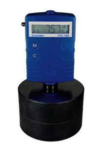 PCE-1000 hardness tester: measuring with the test block.