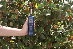 front view of the PCE-555 hydrometer measuring humidity outdoors.