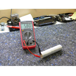 The LCR Meter PCE-UT 603 measuring capacitance.