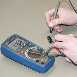The LCR Multimeter PCE-LCR 1 during a measurement of capacity