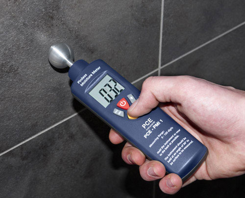 Material Moisture Meter checking the moisture in bathroom