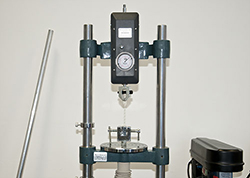 The Mechanic Force Tester PCE-SKn series during a tension measurement.
