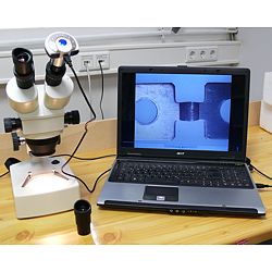 PCE-ME 100 micro-ocular: Here you can see the micro-ocular analysing a piece of a balance.