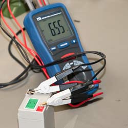 Micro Ohm Meter PCE-MO 1000 during application