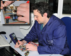 The multifunction meter PCE-886 EM verifying measurement with the multimeter function