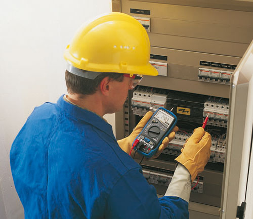 Multimeter Metrix MX24B in use