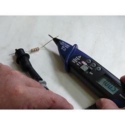 PCE-PDM 1 multimeter is measuring resistance.