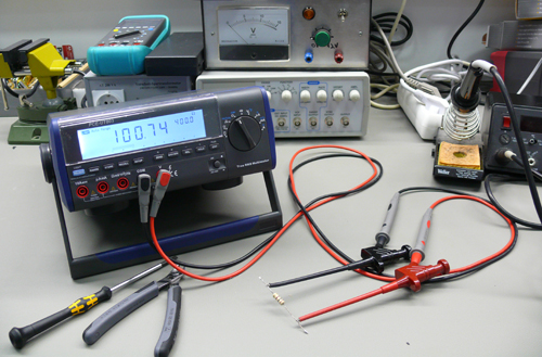 Tabletop multimeter working