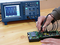 The PCE-UT 2202C oscilloscope performing a measuring process.  