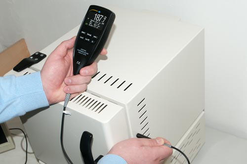 The coating thickness gauge PCE-CT 27FN in use.