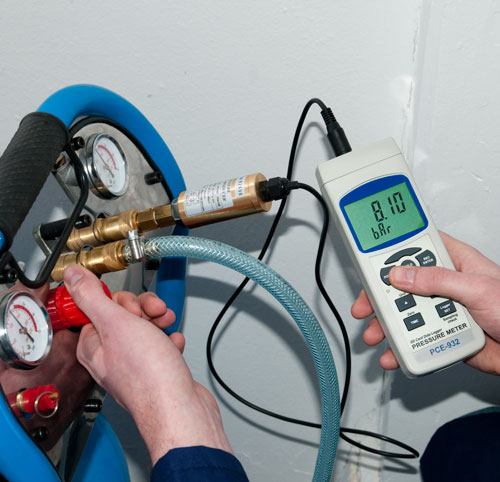 Pressure Meter PCE-932 in use.