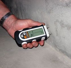 Using the Professional Moisture Meter DampMaster