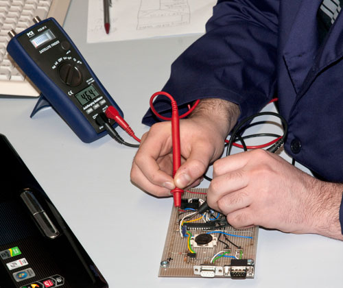 The PCE-SF 2 Satellite finder and multimeter working