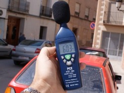 The PCE-999 sound level indicator measuring in the street