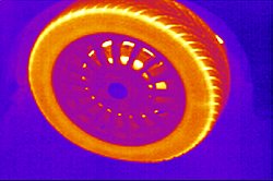 PCE-TC 4 thermal camera: thermal image of a tyre