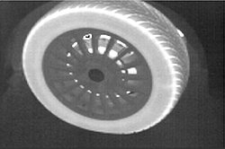 PCE-TC 6 thermal camera: thermal image of a tyre in grey scale