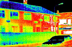 PCE-TC 6 thermal camera: colour thermal image of a building