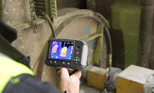 The Thermal Imager PCE-TC 3D in use.