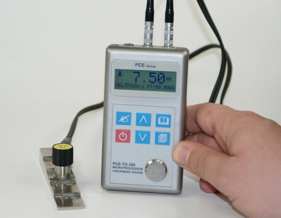 The PCE-TG 200 thickness gauge taking a measurement.