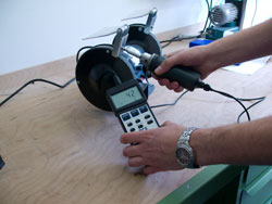 The torque meter PCE-TM 80 measuring the torque moment in a grinder. 