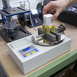 Torque tester PCE-CTM: The torque tester PCE-CTM measuring a jar of pills.