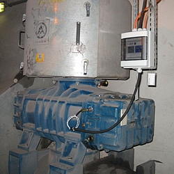 Here you can see the PCE-VB 102 vibration meter monitoring a vibration machine.