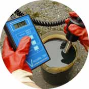 Hand Viscosity Meter Viscolite during determination of viscosity of mud