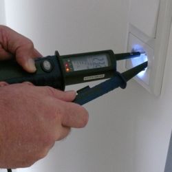 The PCE-TT1 voltage detector testing a socket with illumination of the measured point.  