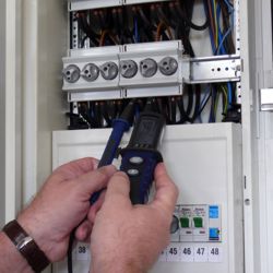 The PCE-TT1 voltage detector measuring a a fuse-board. 