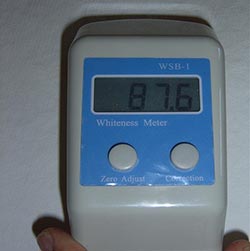 The whiteness measuring instrument during a measurement.