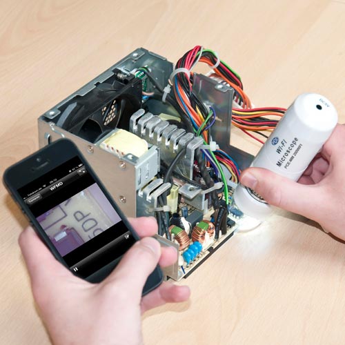 The Wi-Fi microscope PCE-MM 200 Wi-Fi used to examine a circuit board