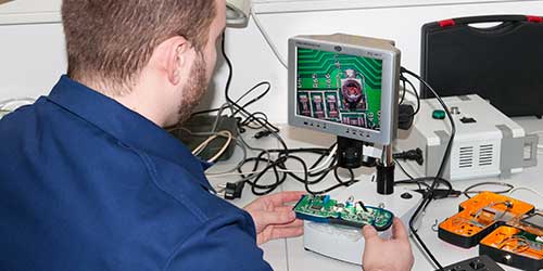  workshop microscope during inspection of a circuit board via display