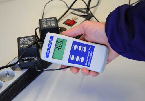 Example of how to use the radiation detector PCE-EMF823